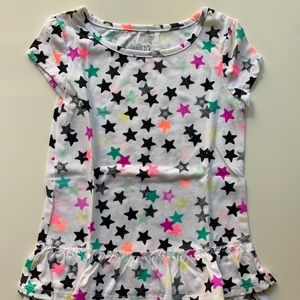 Light gray top with stars all around girls top